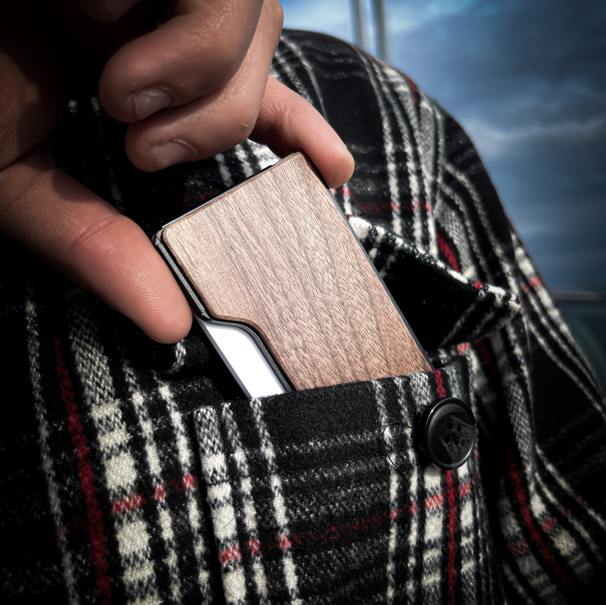 Compact One: Woodgrain - Lewalet